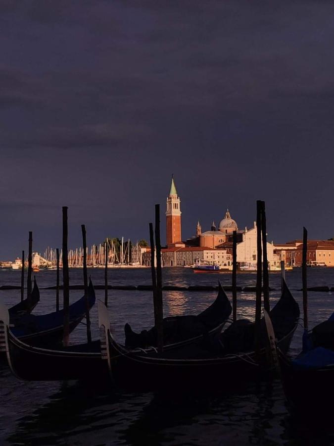 Angolo di pace a pochi passi dal centro e dal mare Venezia Lido Esterno foto